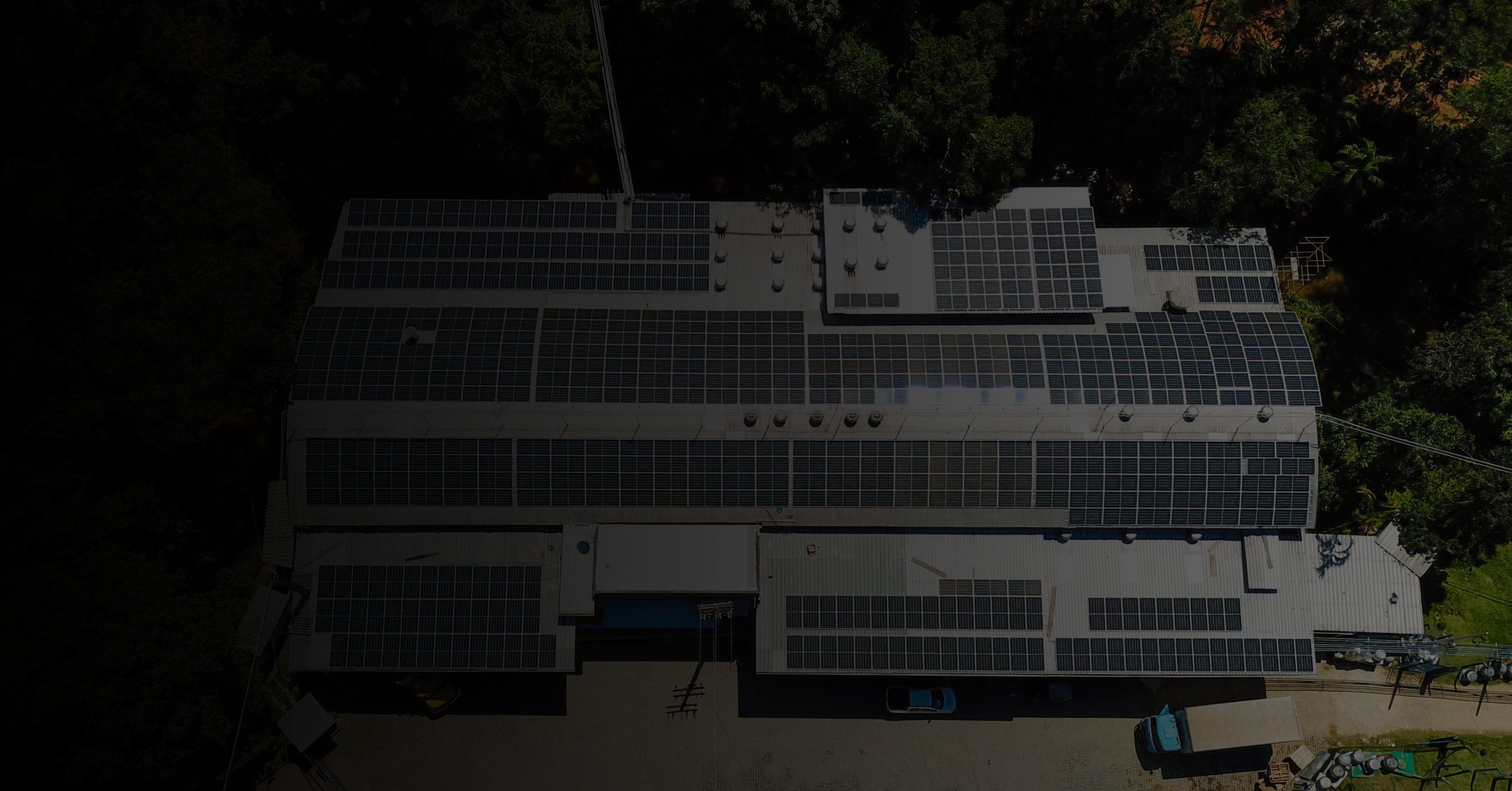 Instalação de painéis solares pela equipe da Aruna Energia